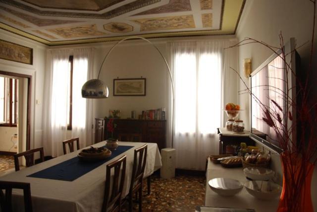 B&B Al Teatro With Canal View Veneza Exterior foto
