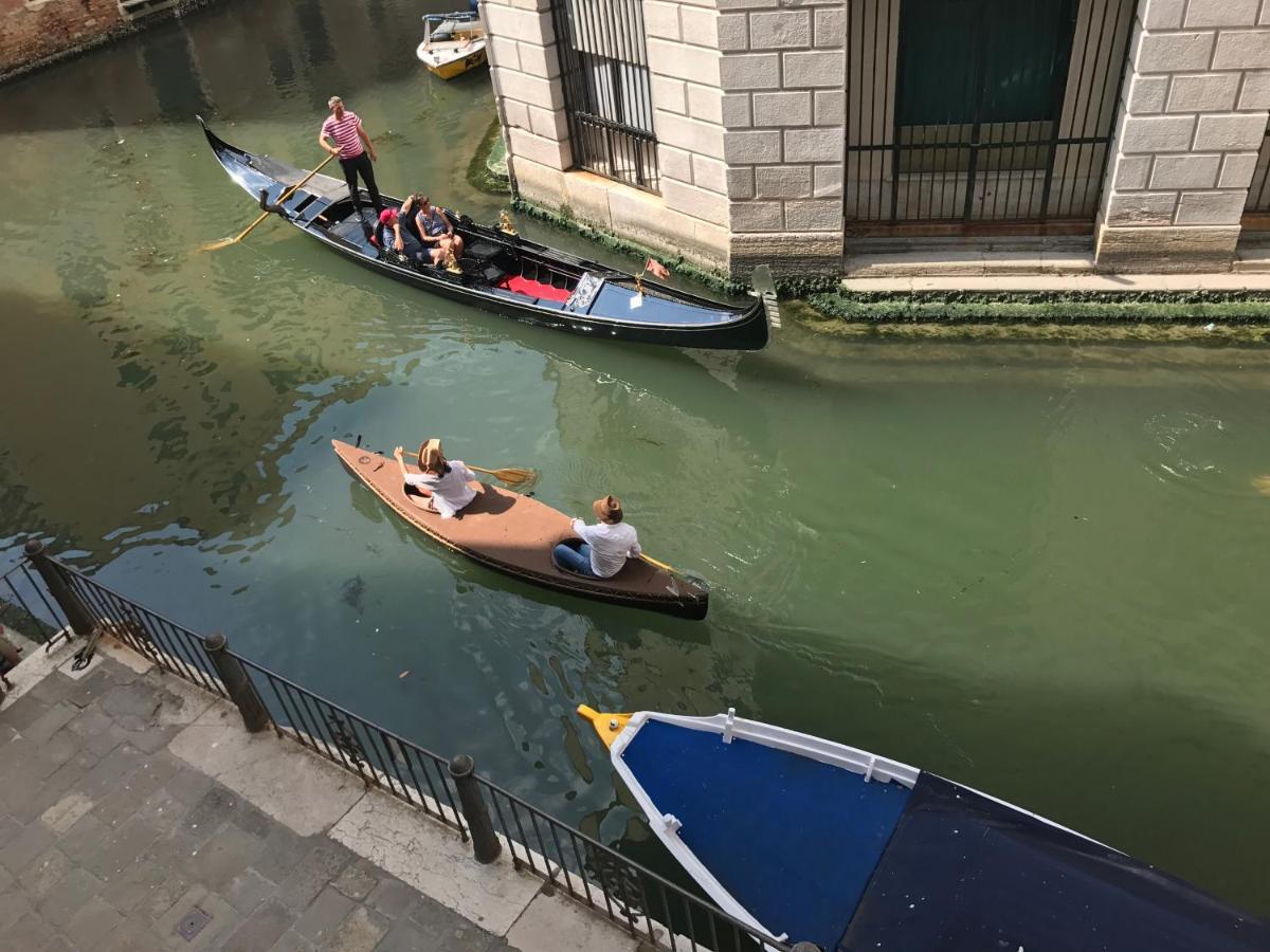 B&B Al Teatro With Canal View Veneza Exterior foto