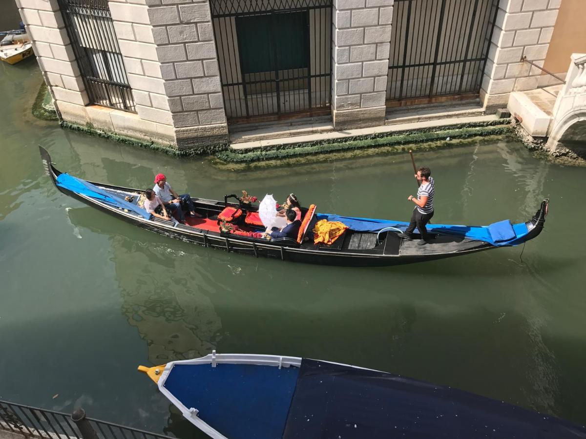 B&B Al Teatro With Canal View Veneza Exterior foto