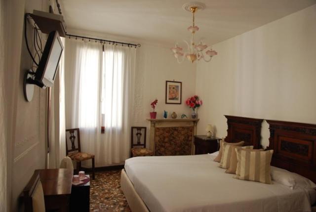 B&B Al Teatro With Canal View Veneza Exterior foto
