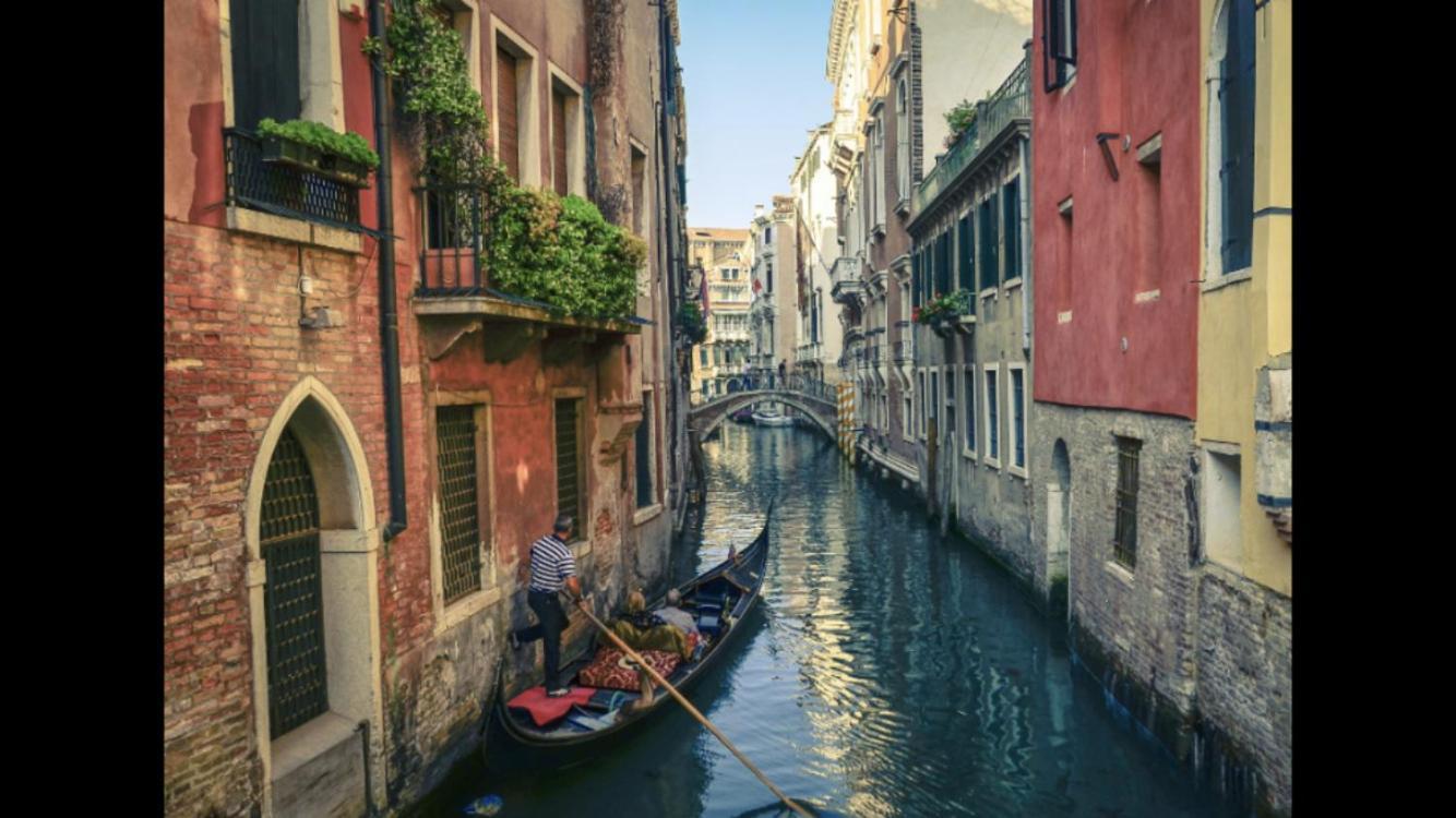 B&B Al Teatro With Canal View Veneza Exterior foto